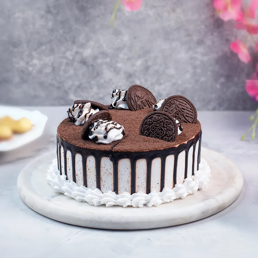 Irresistible Oreo Delight Cake, a rich and creamy chocolate cake topped with Oreo cookies, perfect for gifting and special occasions.