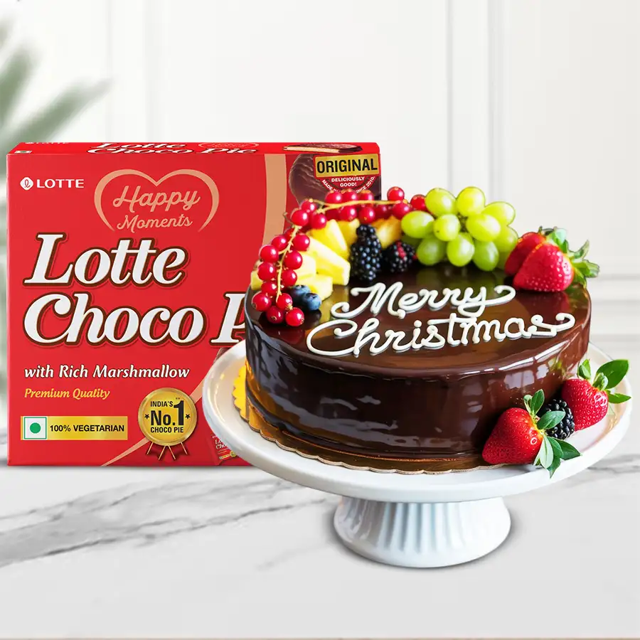 Tasty Fresh Fruits Cake paired with a box of Choco Pies for a festive gift.