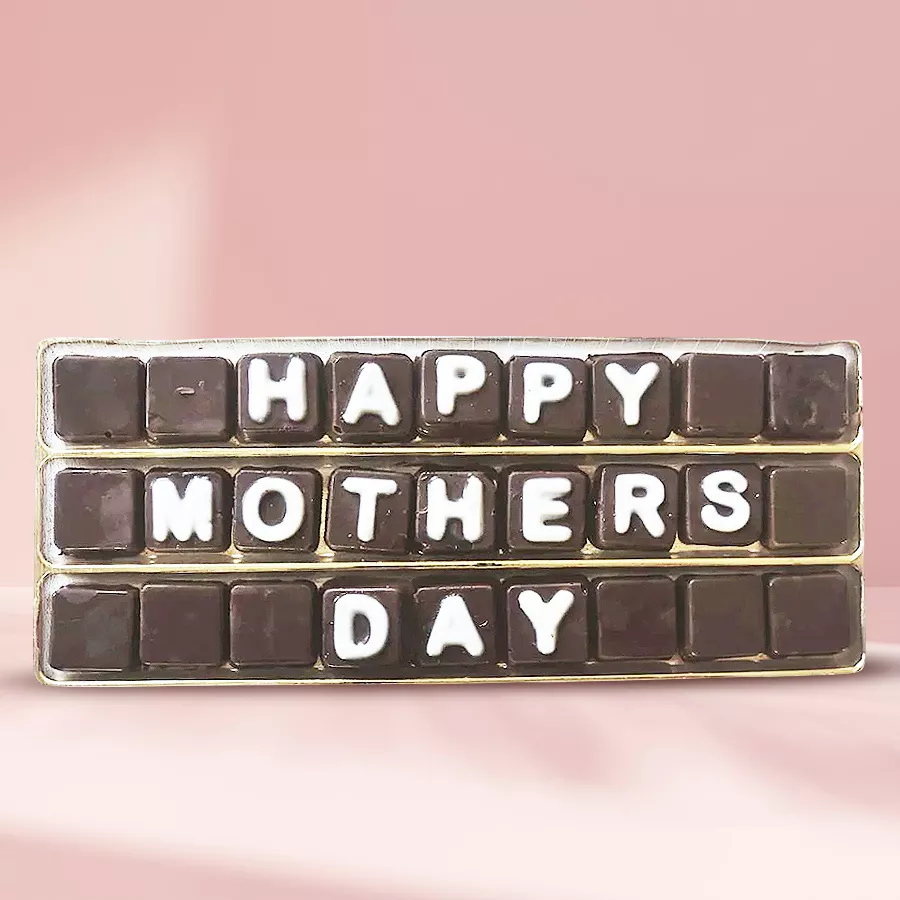 Personalized pack of 27 handmade chocolates for Mother's Day with a decorative box and a heartfelt message.