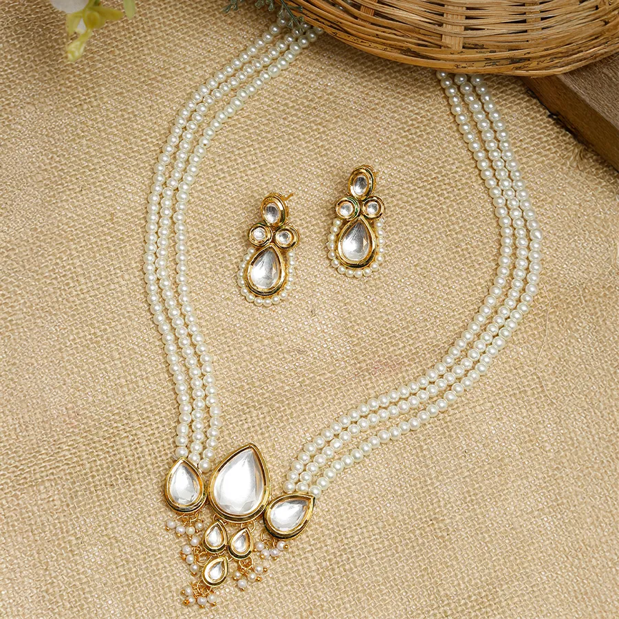 Traditional Kundan Neckpiece Studs Set