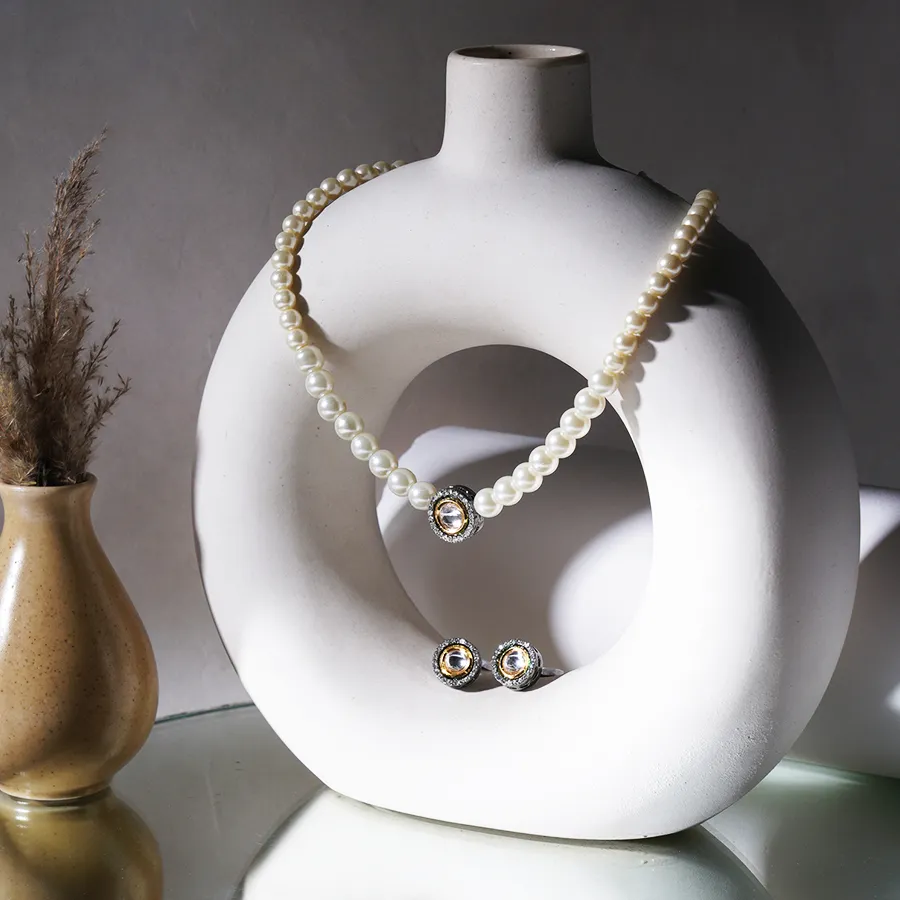 Glamorous Kundan Choker with Studs