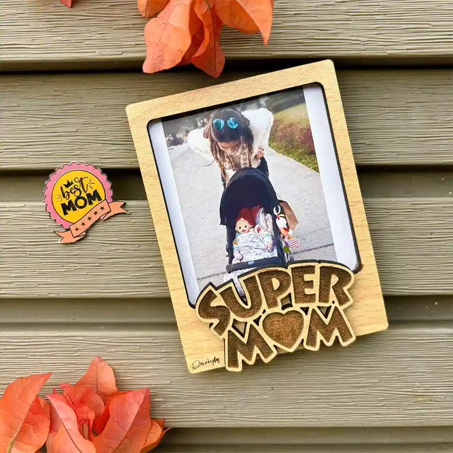 Super Mom Treasures Gift Set featuring personalized magnet frame and elegant lapel pin.