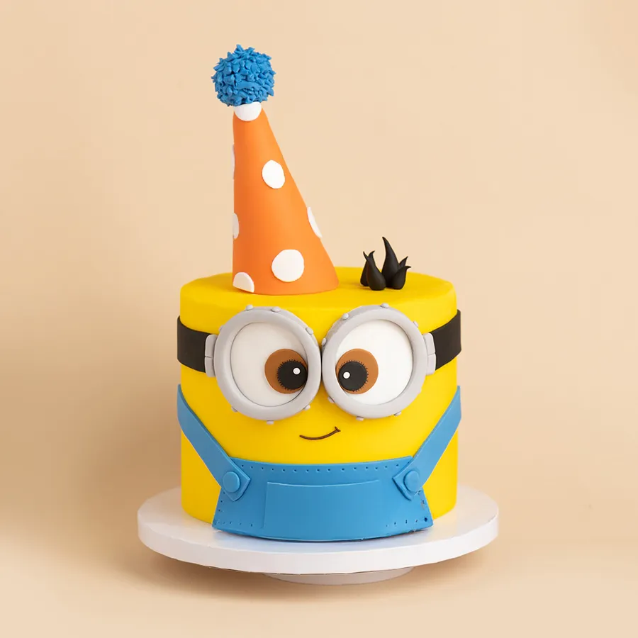 Minions-themed birthday cake for kids weighing 500 grams, perfect for celebrations.