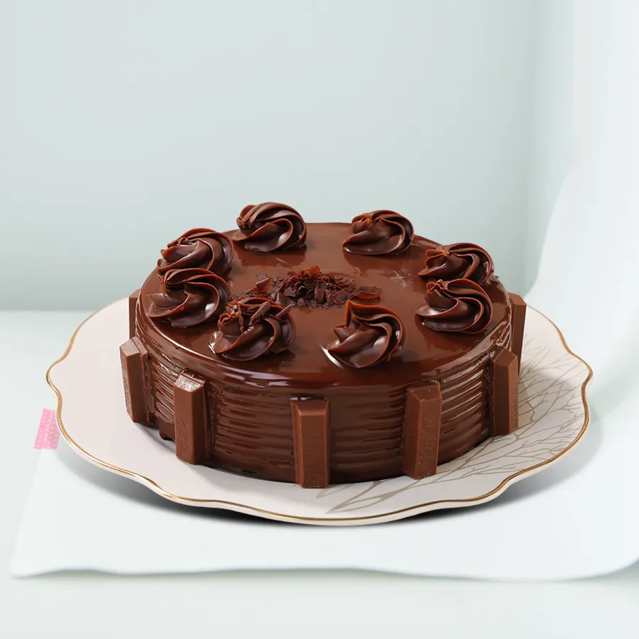 1 Lb Heavenly Kitkat Delight Cake ready for delivery, adorned with crispy Kitkat bars and rich chocolate layers.