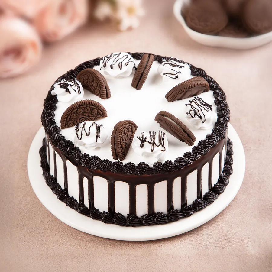 Decadent Oreo Delight Cake, a 1/2 kg treat perfect for celebrations.