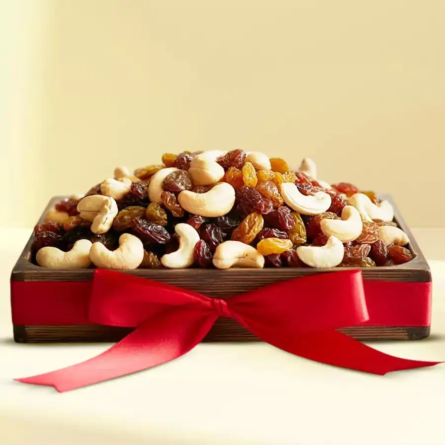 Exquisite Mix of Raisins N Cashew in a Gift Box