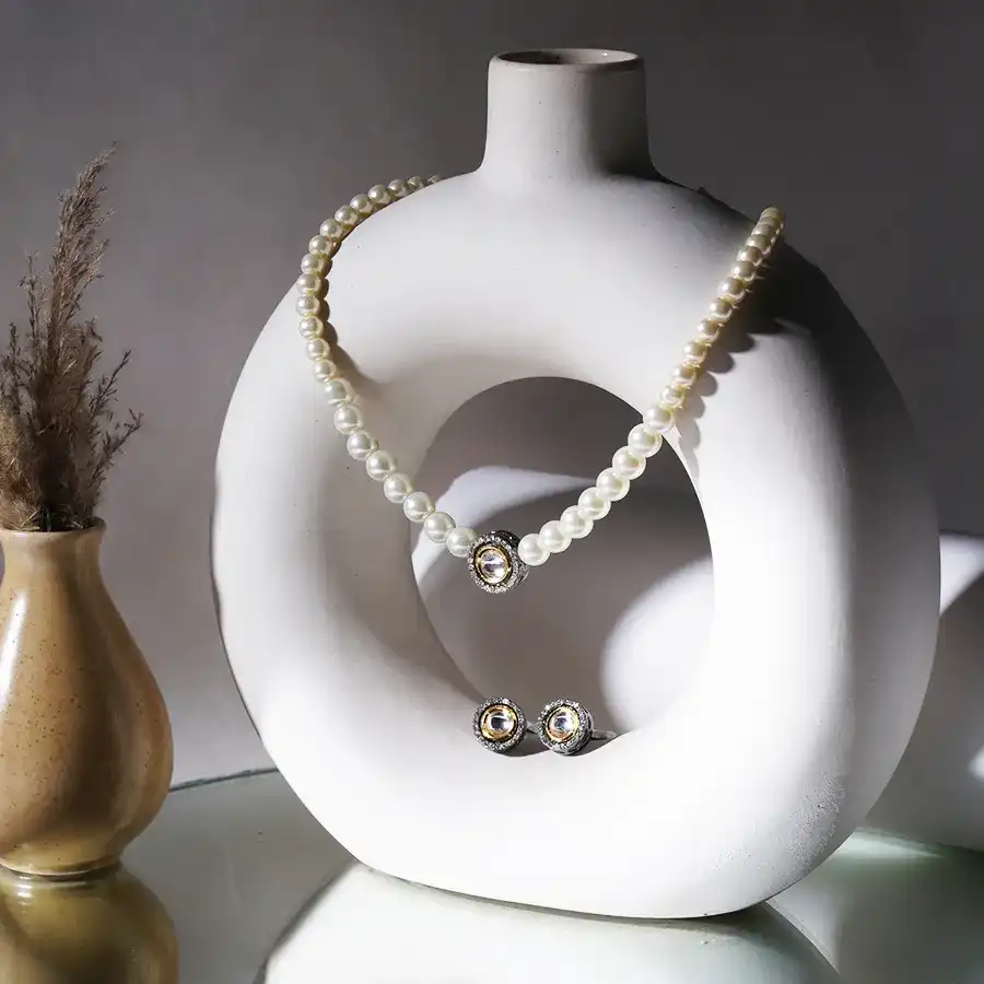 Glamorous Kundan Choker with Studs